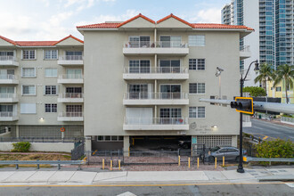 Lake Beach Club Condominium in Miami Beach, FL - Building Photo - Building Photo