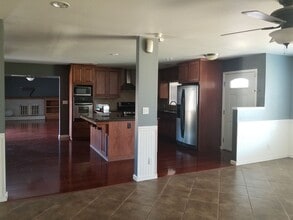 304 W Earl Way in Hanford, CA - Building Photo - Building Photo