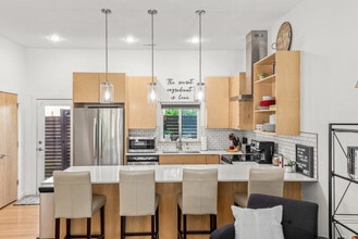 352 W 5th St in Fayetteville, AR - Foto de edificio - Building Photo