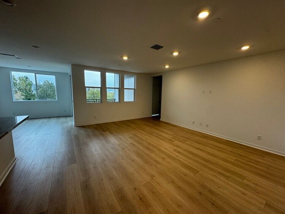 4199 E Cir Paseo in Ontario, CA - Building Photo