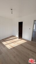 6820 S Van Ness Ave in Los Angeles, CA - Building Photo - Building Photo