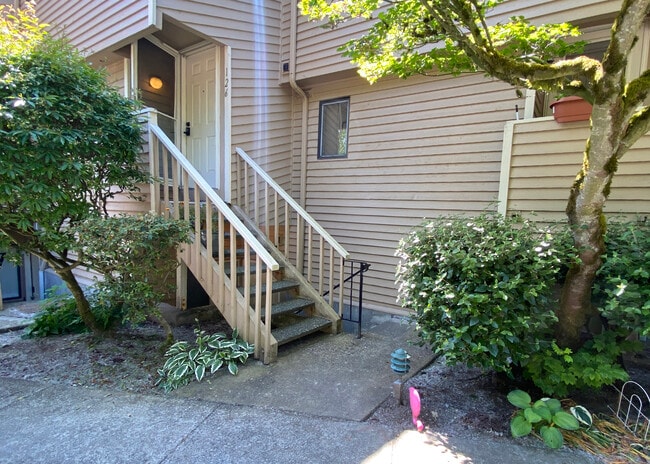 12040 96th Ave NE, Unit 116 in Kirkland, WA - Building Photo - Building Photo