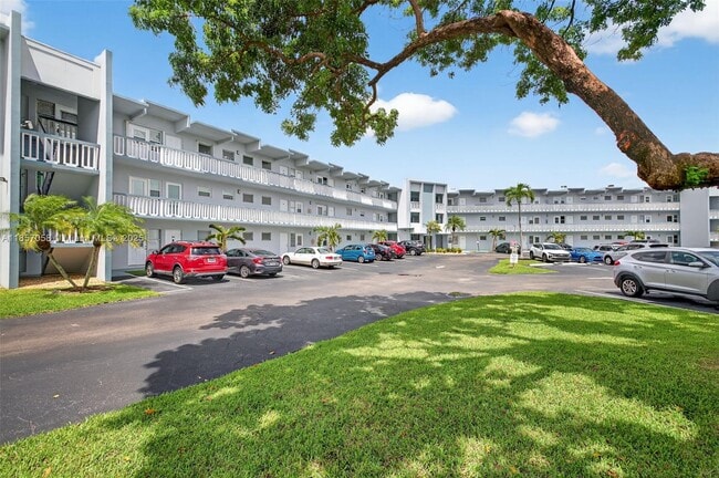 2200 Park Ln in Hollywood, FL - Building Photo - Building Photo