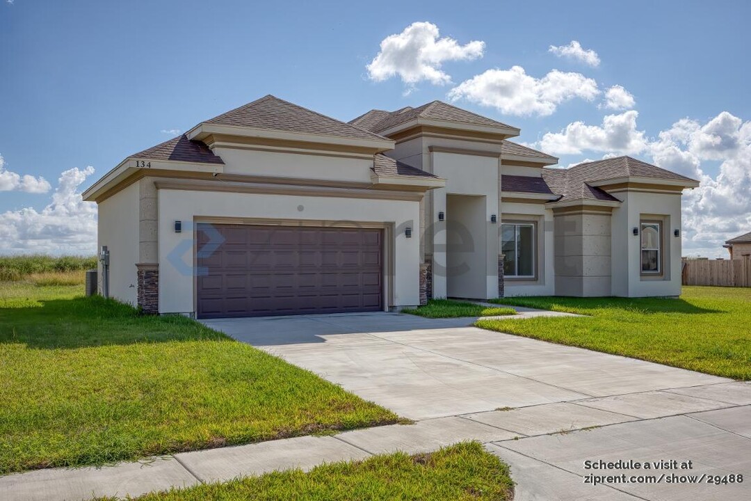 134 Heron Dr in Los Fresnos, TX - Foto de edificio