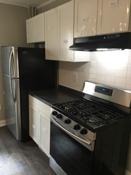 18 Parkview Ct, Unit Floor 1 in Troy, NY - Building Photo