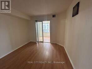 325 Webb Dr in Mississauga, ON - Building Photo - Building Photo