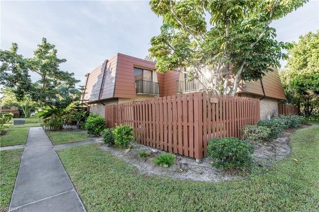 1520 Park Meadows Dr in Ft. Myers, FL - Building Photo - Building Photo