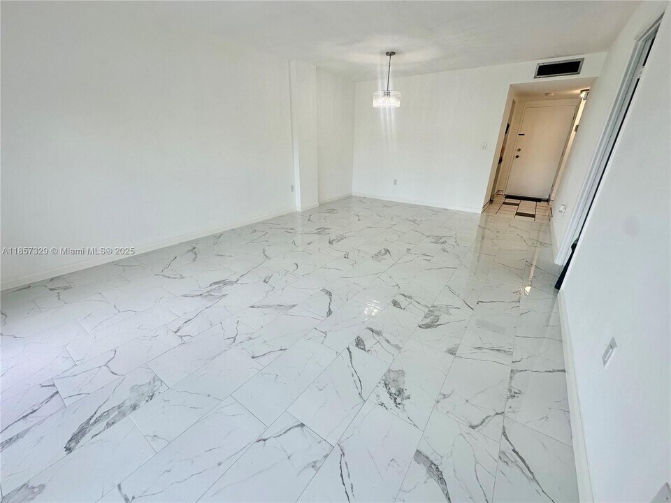 15600 NW 7th Ave in Miami, FL - Building Photo