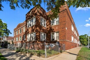 610 E 74th St in Chicago, IL - Building Photo