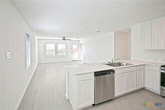 321 W Mill St in New Braunfels, TX - Building Photo - Building Photo