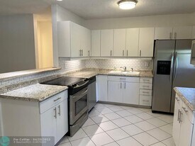 220 NE 18th Ave in Pompano Beach, FL - Building Photo
