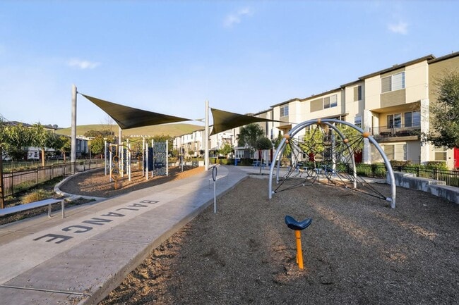 392 Line St in Hayward, CA - Building Photo - Building Photo