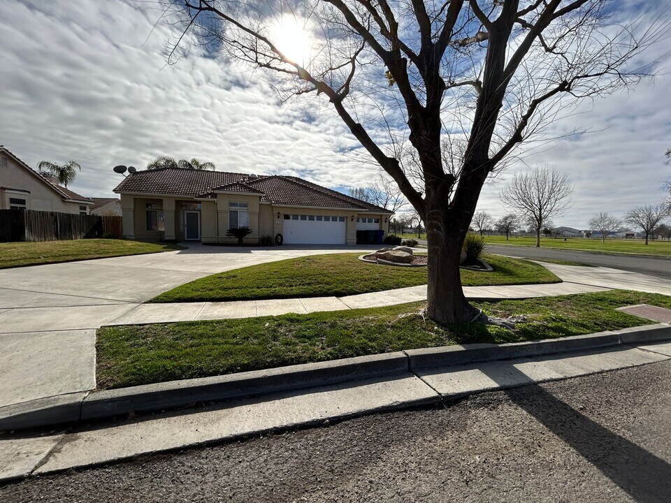 375 Brentwood Dr in Lemoore, CA - Building Photo