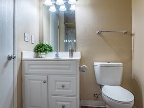Acacia Apartments in Chico, CA - Building Photo - Building Photo