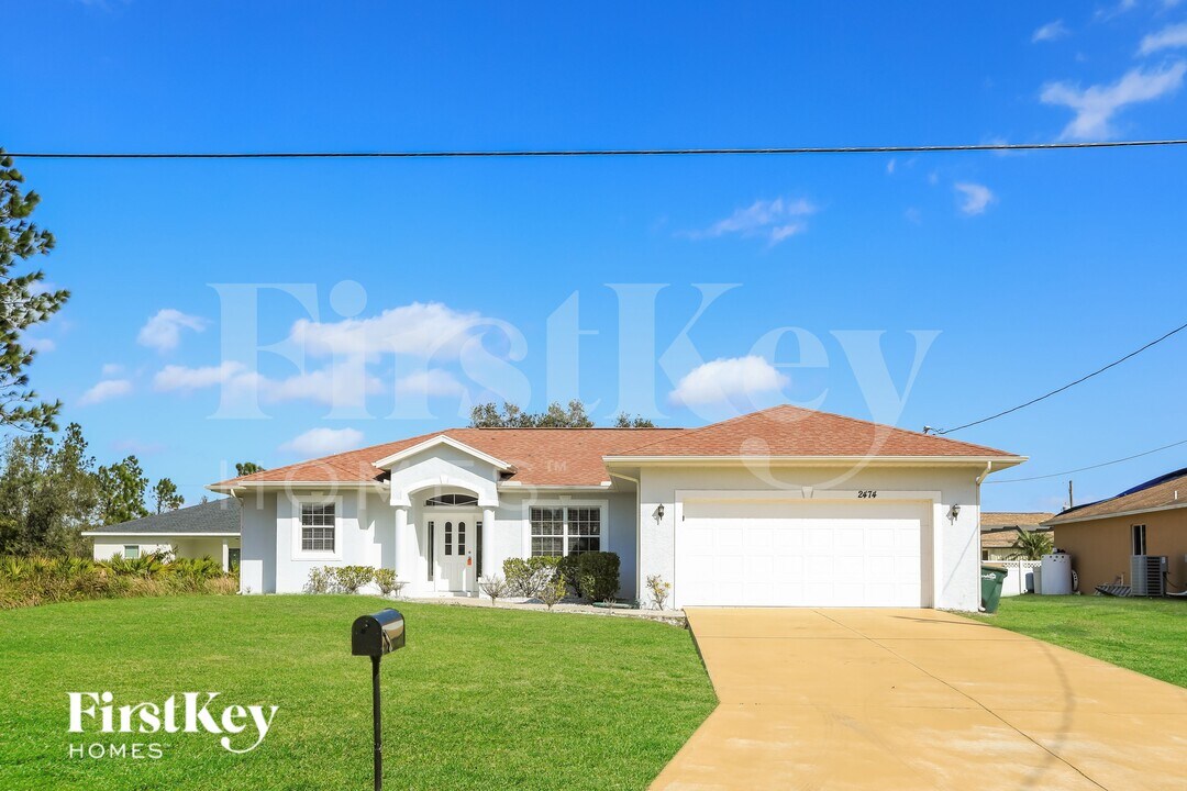 2474 Saybrook Ave in North Port, FL - Foto de edificio