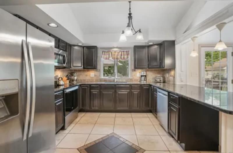 5017 Main St in Trumbull, CT - Foto de edificio