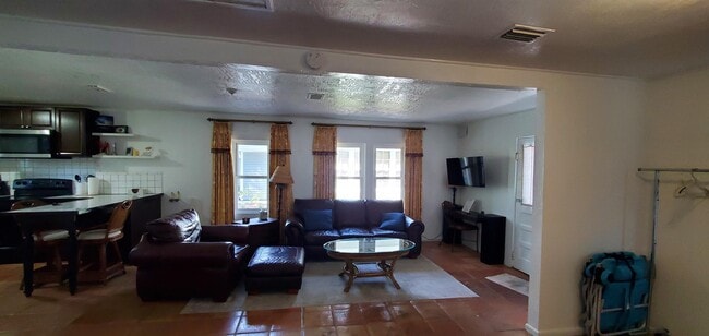 1403 Indian River Ave in Titusville, FL - Foto de edificio - Building Photo