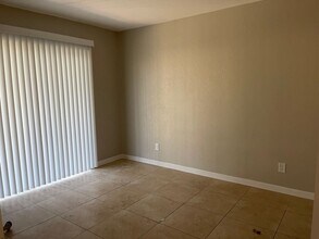 608 SE 46th Ln in Cape Coral, FL - Foto de edificio - Building Photo