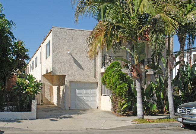 2325 Chariton St in Los Angeles, CA - Foto de edificio - Building Photo