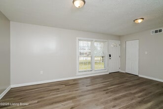 10610 Grafton Hall Rd in Louisville, KY - Building Photo - Building Photo