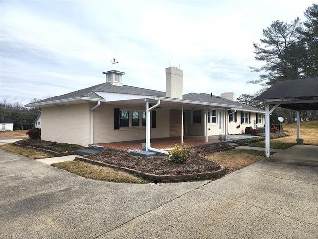 146 Siloam Rd in Mount Airy, NC - Building Photo - Building Photo