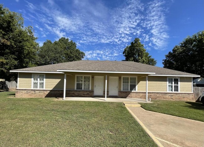 308 York St in Tahlequah, OK - Foto de edificio - Building Photo