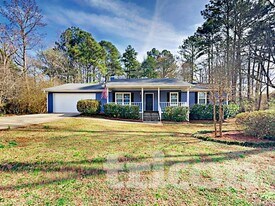 211 Robin Ln in Stockbridge, GA - Building Photo