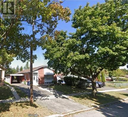32 Caddy Dr in Toronto, ON - Building Photo