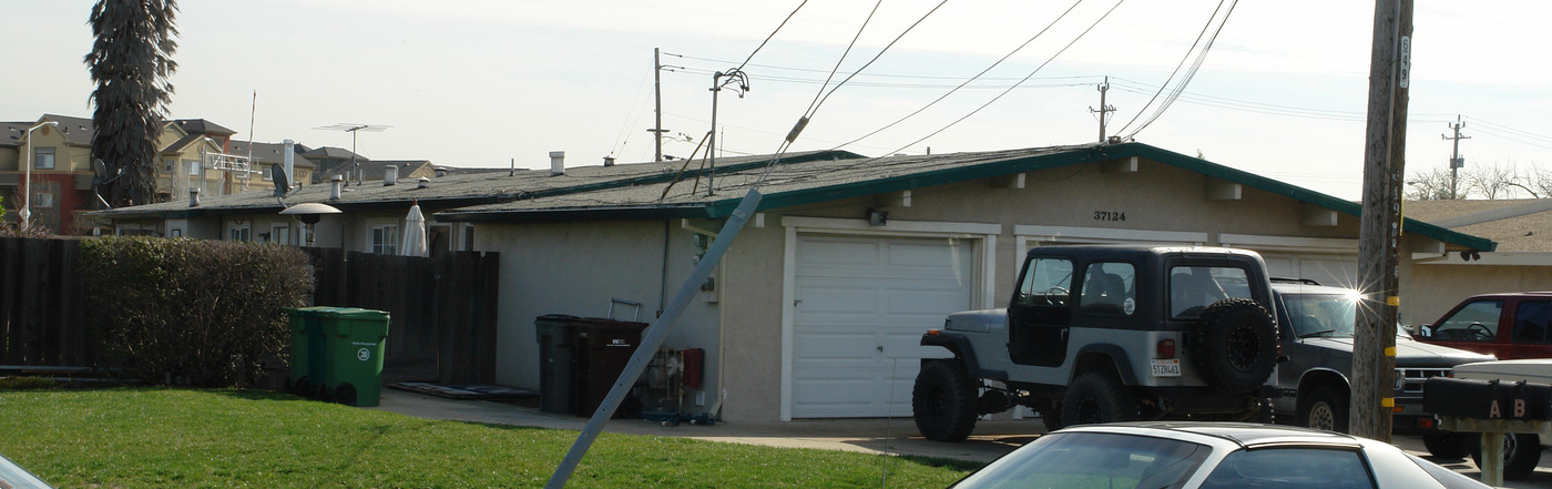 37124 Oak St in Newark, CA - Building Photo