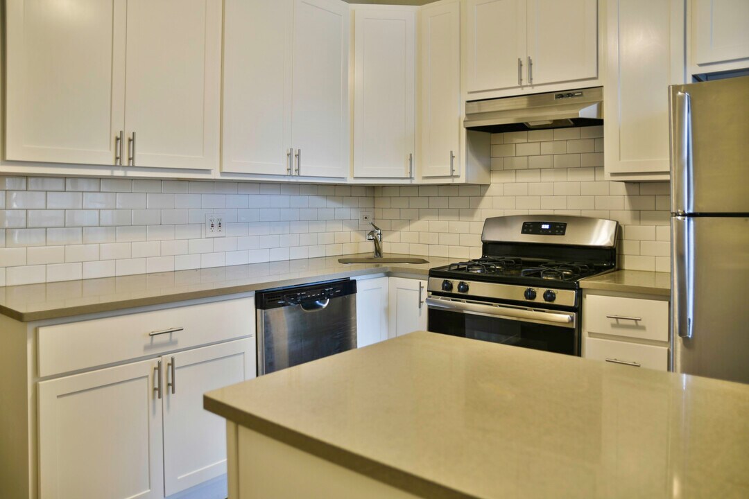 1460 W Grace St, Unit 1W in Chicago, IL - Building Photo