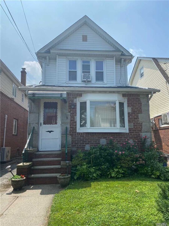 70-20 Manse St-Unit -1st FL in Queens, NY - Building Photo