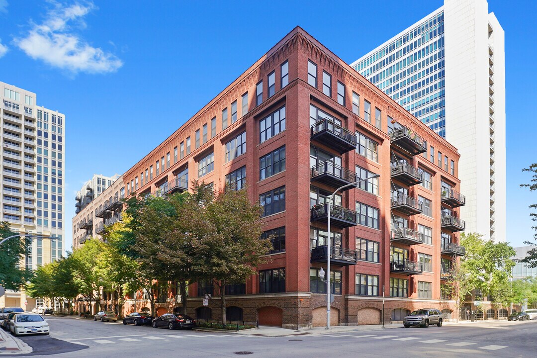 520 W Huron St in Chicago, IL - Building Photo