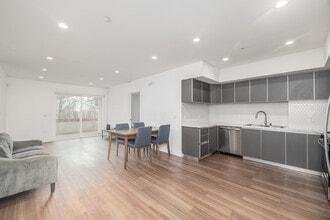 1450 S Barrington Ave in Los Angeles, CA - Foto de edificio - Interior Photo