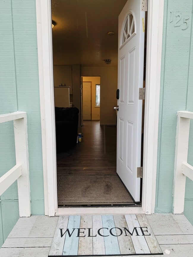 125 S 8th St in Lakeside, OR - Foto de edificio - Building Photo