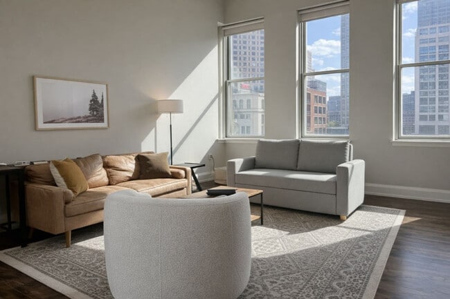 225 E Michigan St in Milwaukee, WI - Foto de edificio - Building Photo