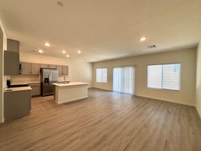 10024 S Ullom Dr in Las Vegas, NV - Building Photo - Building Photo