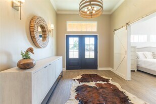 400 E Mill St in Round Top, TX - Building Photo