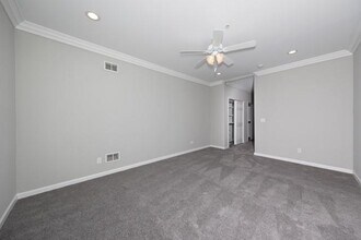 255 Wading River Hlw in Ridge, NY - Foto de edificio - Building Photo