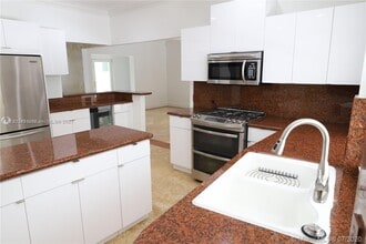 6540 SW 135th Ter in Pinecrest, FL - Foto de edificio - Building Photo