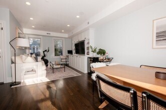 213 W Fifth St in Boston, MA - Building Photo - Building Photo