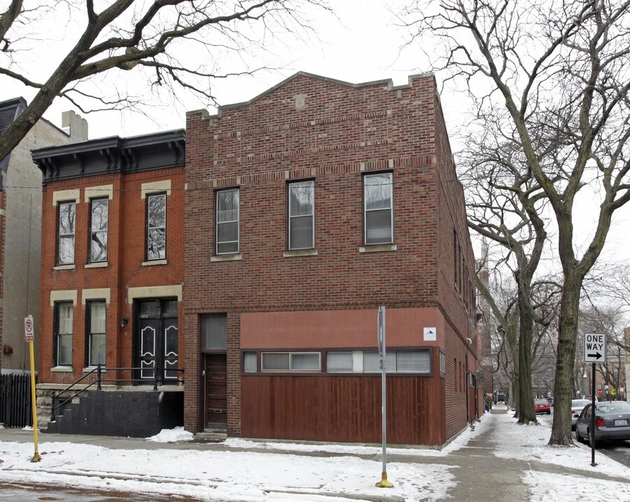 2058 N Dayton St in Chicago, IL - Building Photo