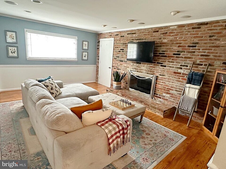 422 Old Court House Rd NE in Vienna, VA - Building Photo