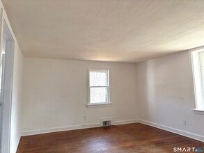 107 N Main St in Plymouth, CT - Building Photo - Building Photo