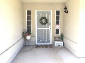 1555 Morgan Dr in Kingsburg, CA - Foto de edificio - Building Photo