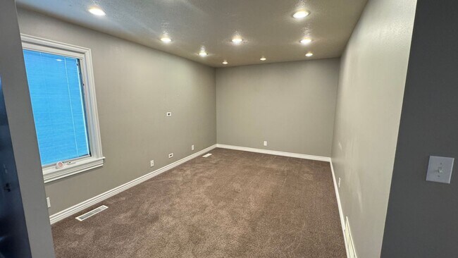 204 E 735 S in Centerville, UT - Foto de edificio - Building Photo
