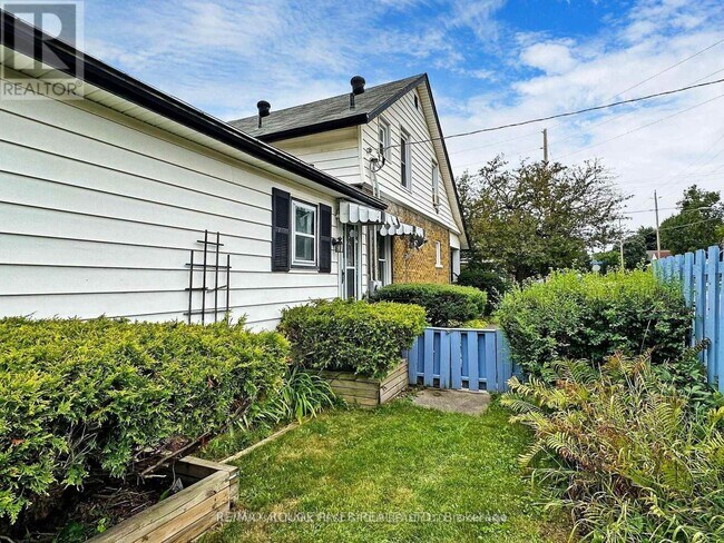 330 Adelaide Ave E in Oshawa, ON - Building Photo - Building Photo