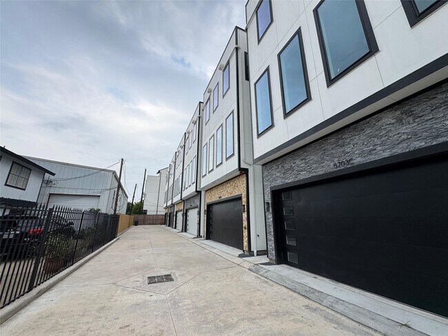5703 Dolores St in Houston, TX - Building Photo - Building Photo