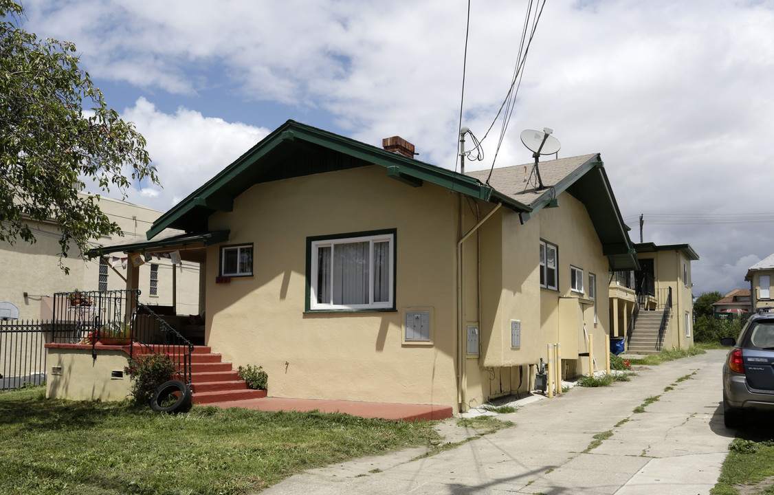 880 36th St in Emeryville, CA - Building Photo