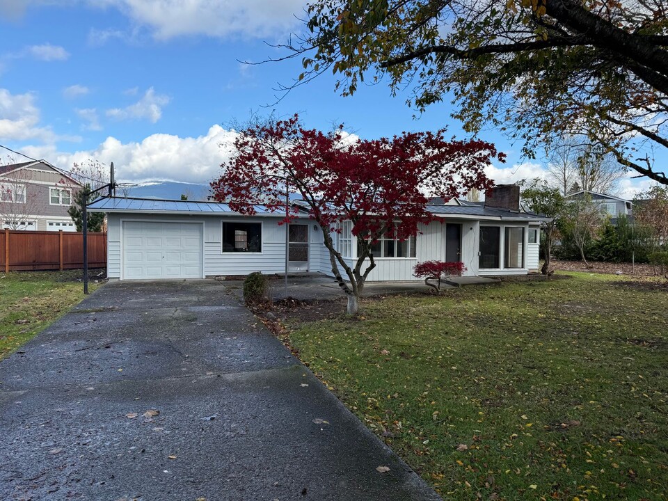 606 F & S Grade Rd in Sedro Woolley, WA - Building Photo