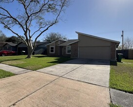 46 Ranch House Loop in Angleton, TX - Building Photo - Building Photo